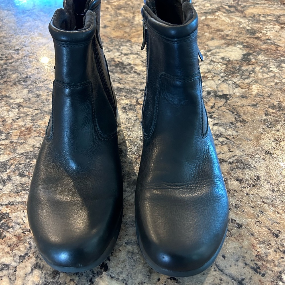 Black Easy Spirit women's boots in great condition. Size 7 wide